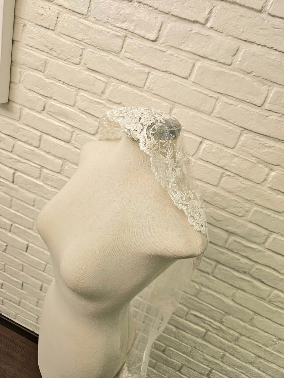 Mantilla en tul de novia mate, longitud 90 centímetros, corte virgen, encaje L, hecha a mano by Cecy M.